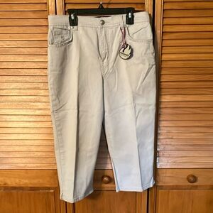 Gloria Vanderbilt capri; NWT; nonsmoking home; light grey according to my eyes.